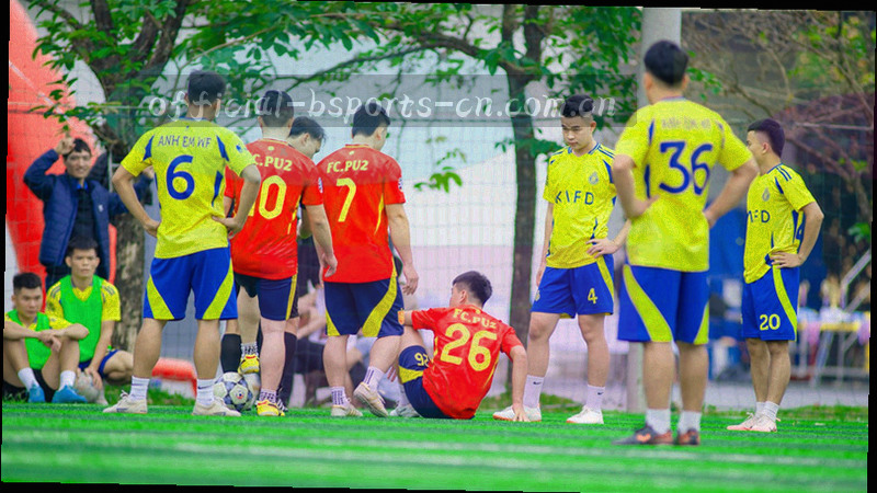 BSPORTS资深用户专访配图：球迷在数据大屏前复盘比赛